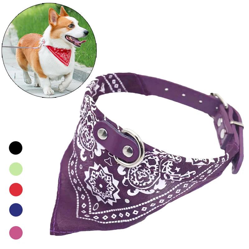 Bandana violet avec des motifs blancs sur fond blanc, avec un chien portant un bandana similaire dans un coin.

