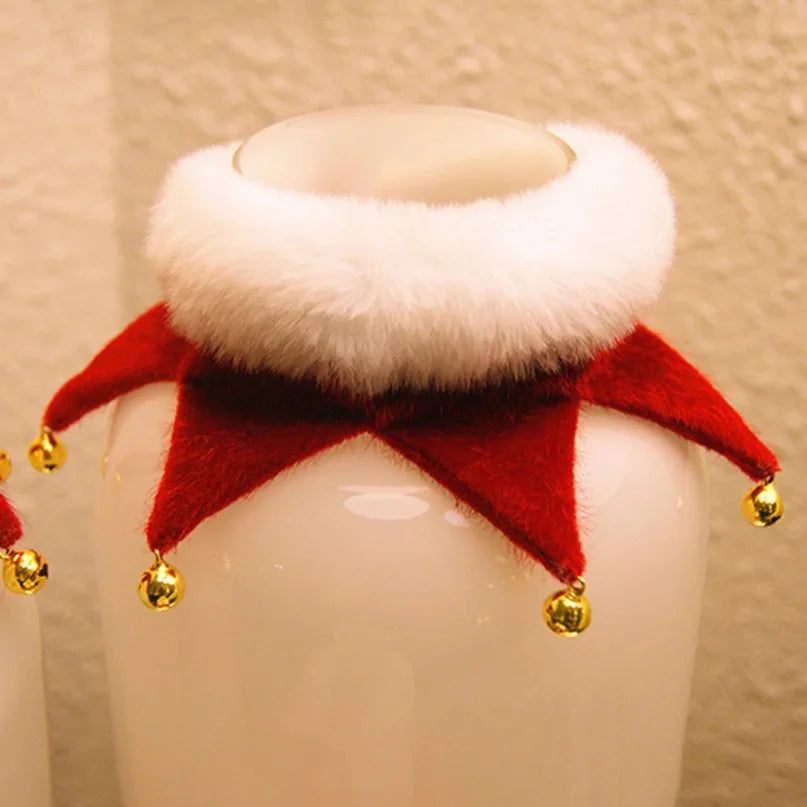 Col décoratif du Père Noël avec fourrure blanche et tissu rouge sur fond beige

