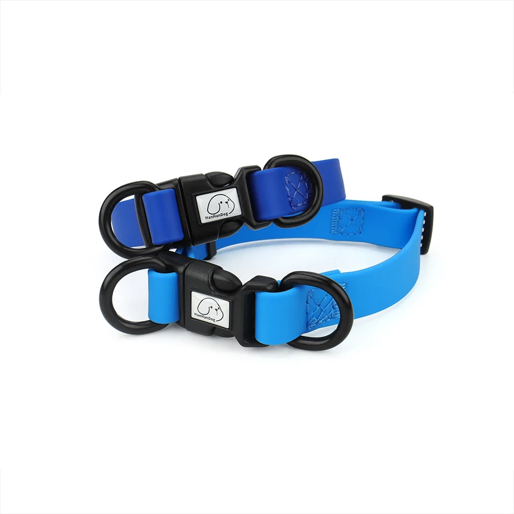 Collier bleu avec des quincailleries noires sur fond blanc

