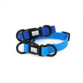Collier bleu avec des quincailleries noires sur fond blanc

