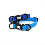 Collier bleu avec des quincailleries noires sur fond blanc

