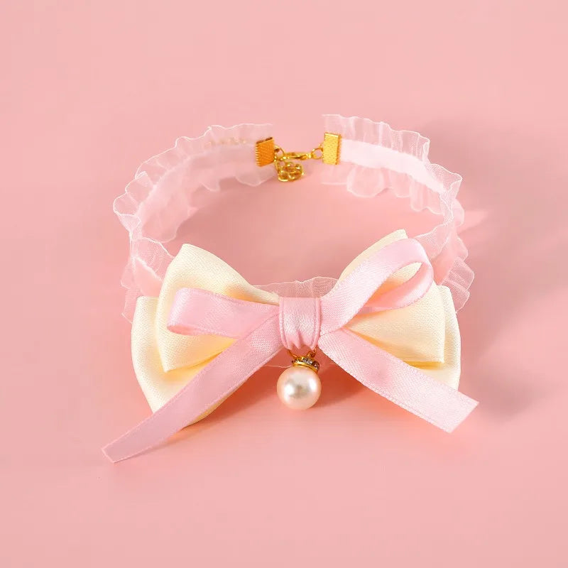 Collier ras-du-cou rose avec nœud et perle sur fond rose
