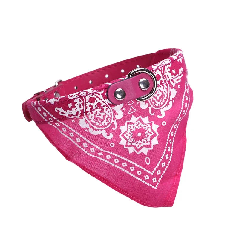 Bandana rose avec motifs blancs et anneaux métalliques sur fond blanc
