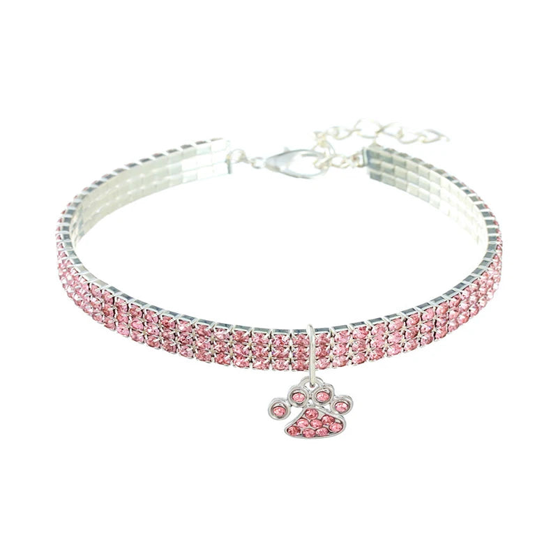 Bracelet en cristal rose avec un pendentif patte sur fond blanc

