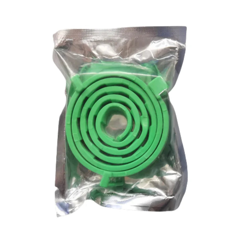 Moustique verte enroulée dans un sac plastique transparent avec un fond blanc

