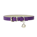 Collier en cuir violet avec une clochette argentée sur fond blanc


