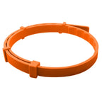Anneau en plastique orange avec une pince sur fond blanc
