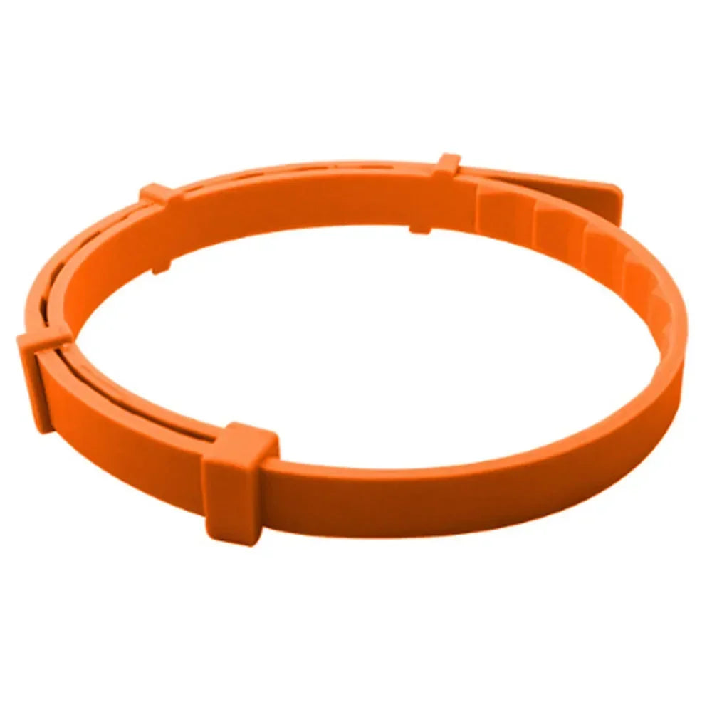 Anneau en plastique orange avec une pince sur fond blanc
