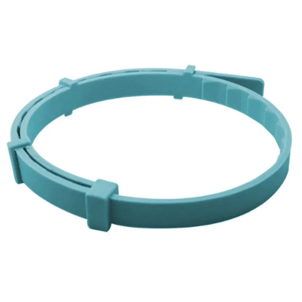 Anneau en plastique turquoise avec une pince sur fond blanc
