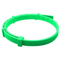 Anneau en plastique vert sur fond blanc
