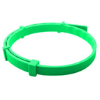 Anneau en plastique vert sur fond blanc
