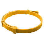 Anneau en plastique jaune avec des clips métalliques sur fond blanc
