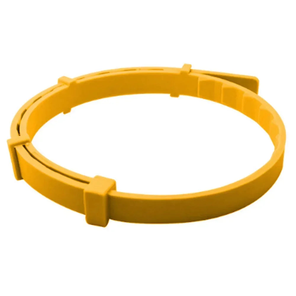 Anneau en plastique jaune avec des clips métalliques sur fond blanc

