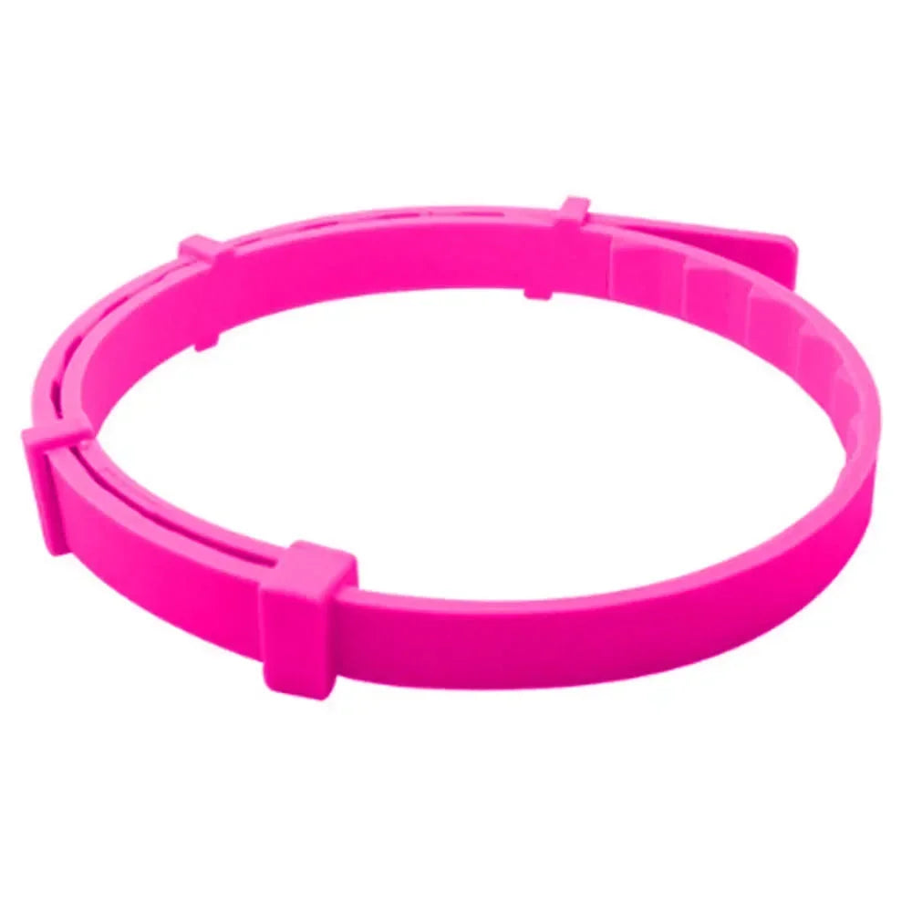 Anneau en plastique rose sur fond blanc
