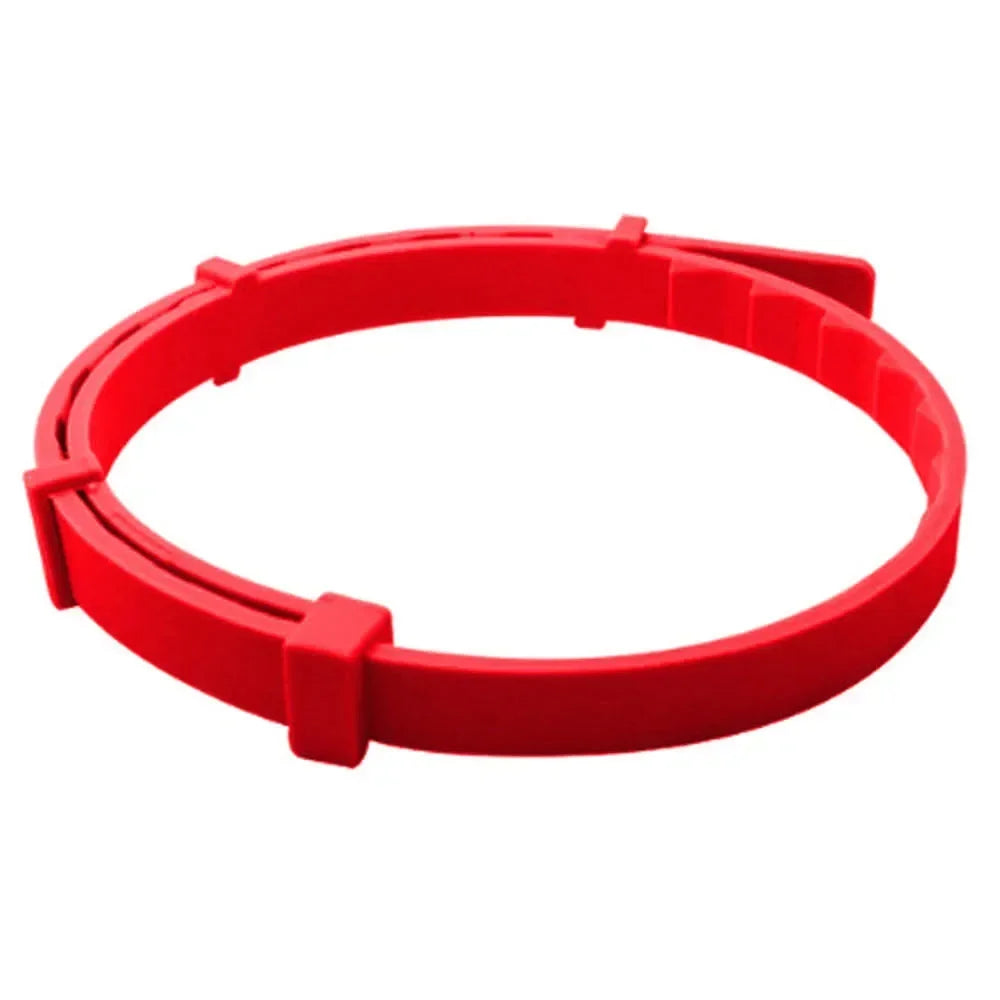 Anneau en plastique rouge avec une pince sur fond blanc
