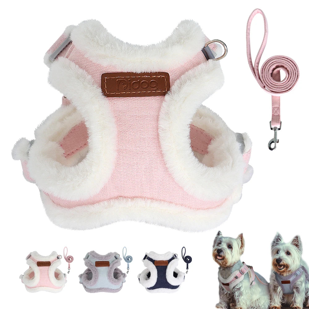 Harnais rose pour chat avec doublure en polaire blanche et laisse assortie, arborant un logo de marque.

