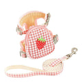 Harnais pour chien en vichy rose avec motif fraise et laisse assortie sur fond blanc

