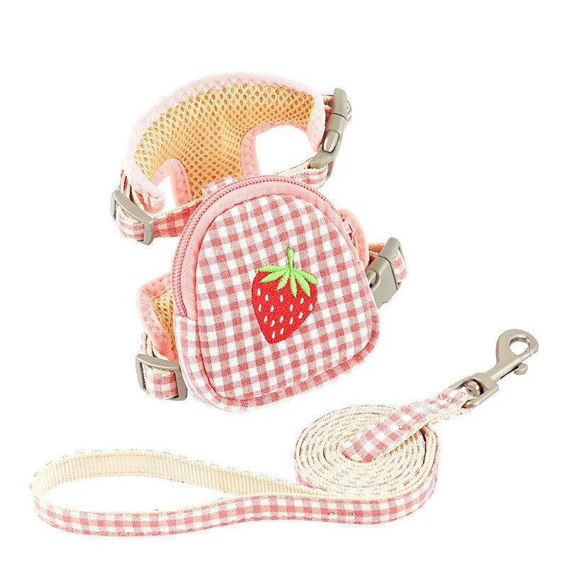 Harnais pour chien en vichy rose avec motif fraise et laisse assortie sur fond blanc


