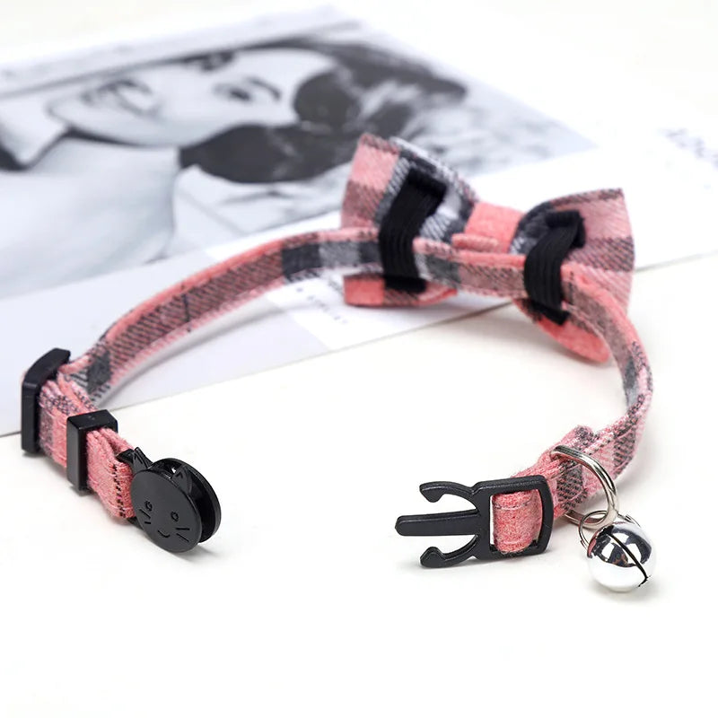 Collier à nœud papillon avec clochette pour chat