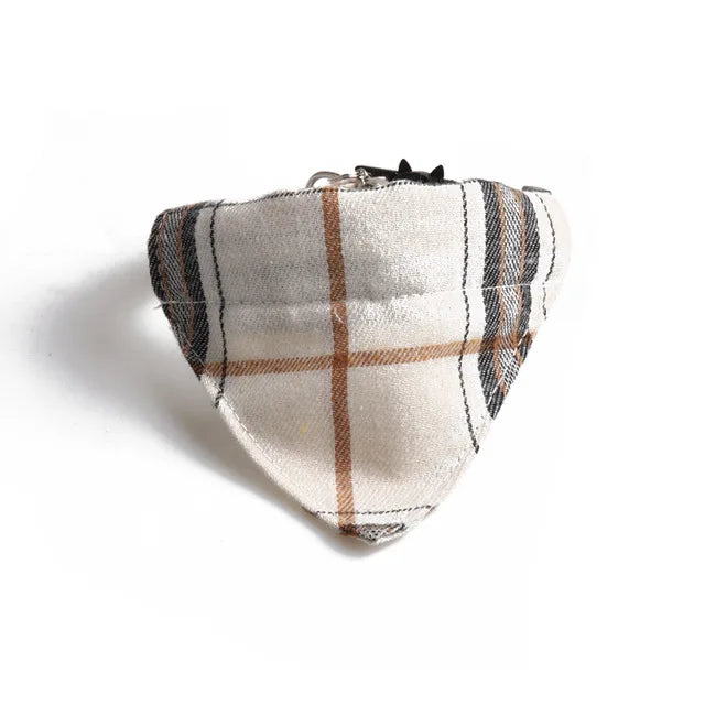 Pochette à carreaux sur fond blanc