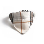 Pochette à carreaux sur fond blanc
