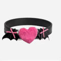 Ras-du-cou noir avec un cœur rose et des ailes de chauve-souris sur fond blanc

