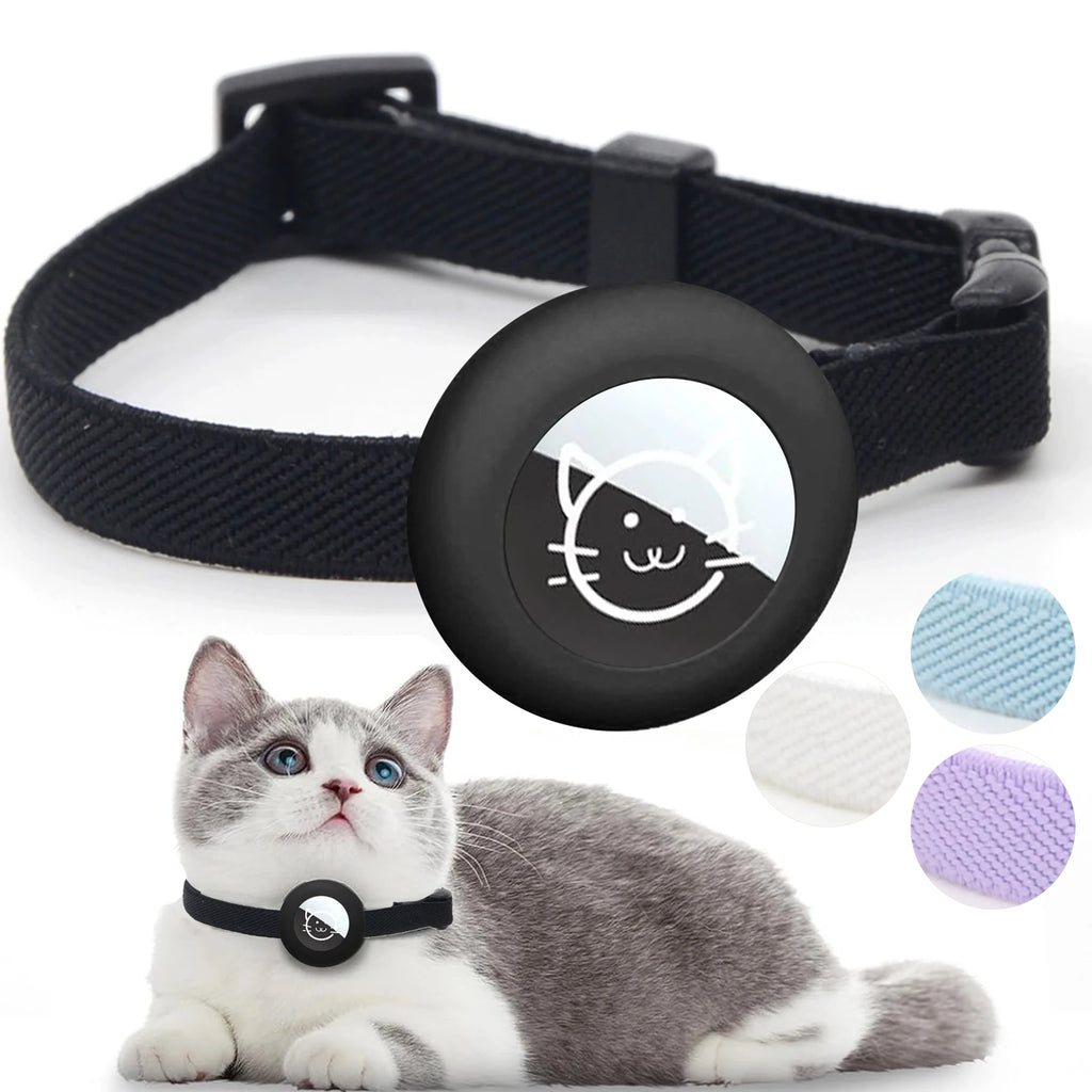 Collier noir pour animaux avec un dispositif noir attaché, représentant une icône de chat, sur fond blanc avec un chat portant le collier.

