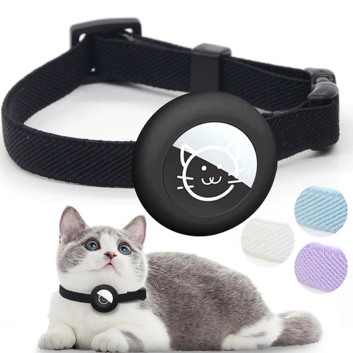 Collier noir pour animaux avec un dispositif noir attaché, représentant une icône de chat, sur fond blanc avec un chat portant le collier.

