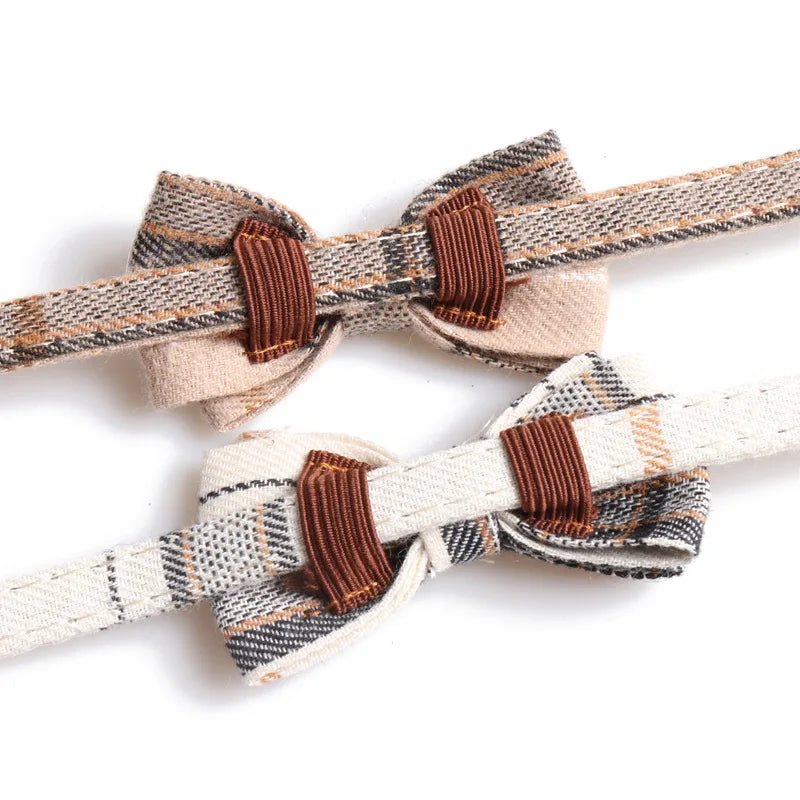 Deux nœuds papillon à carreaux avec des accents marron sur fond blanc
