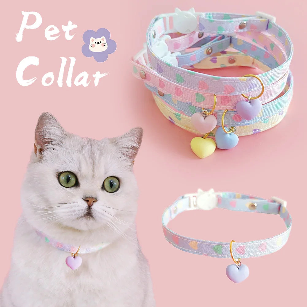 Collier pour animaux aux couleurs pastel avec motifs de cœurs sur fond rose, représentant un chat portant le collier.

