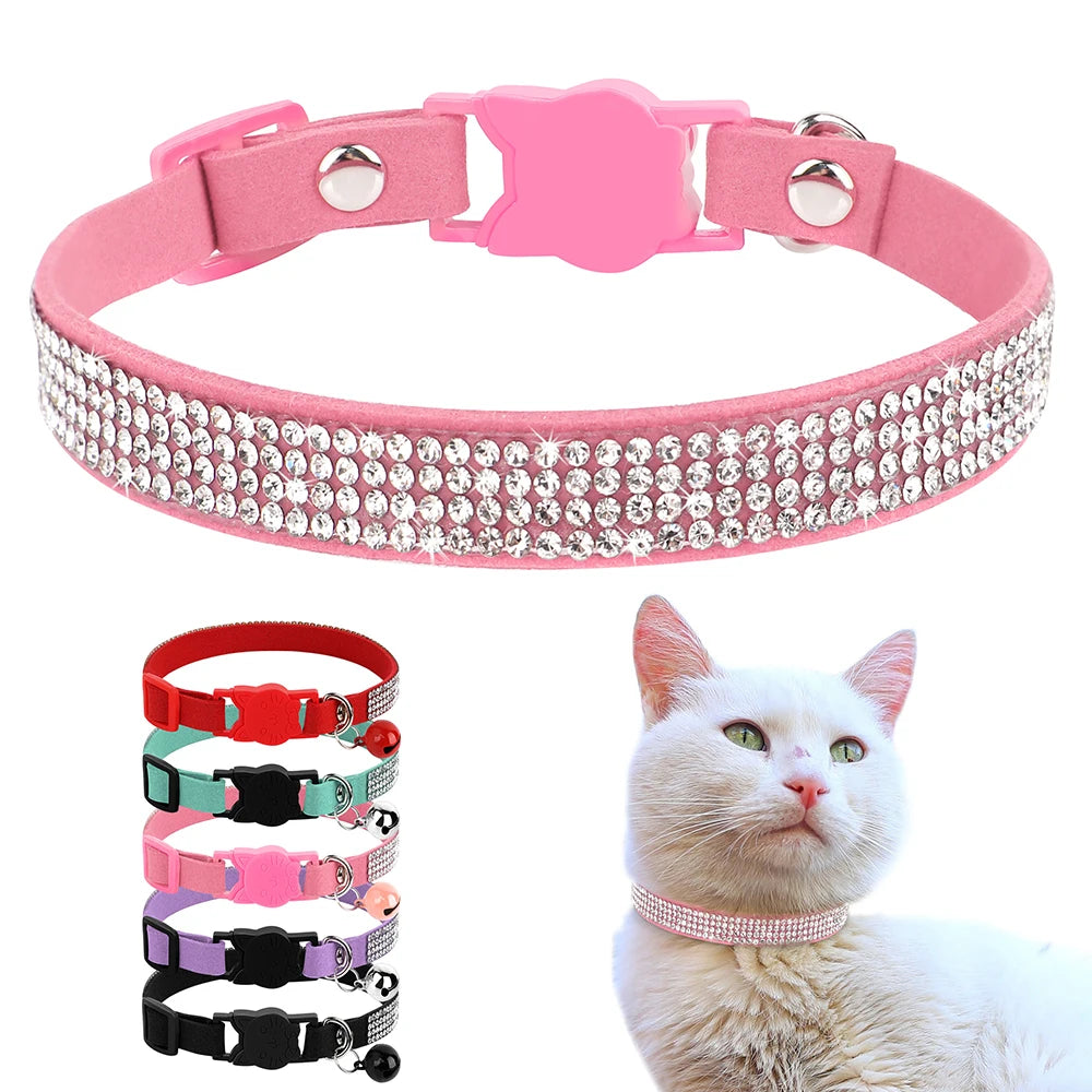 Collier rose en forme de strass avec un chat porté, et des colliers supplémentaires de différentes couleurs sont présentés ci-dessous.


