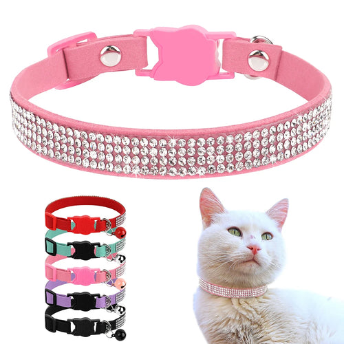 Collier rose en forme de strass avec un chat porté, et des colliers supplémentaires de différentes couleurs sont présentés ci-dessous.

