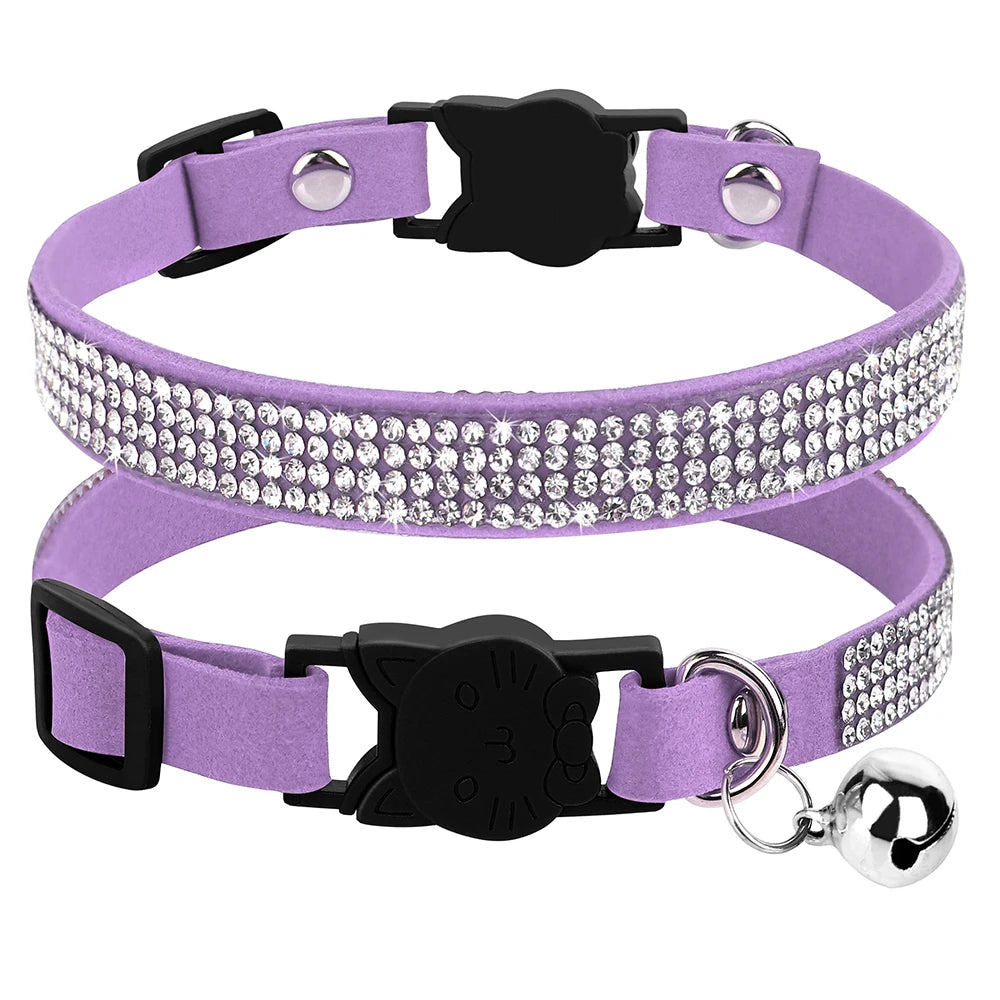 Collier violet pour chat avec des strass et une clochette sur fond blanc

