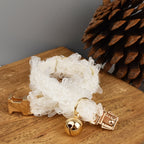 Muselière en dentelle blanche avec clochette dorée et surface en bois à clip avec pomme de pin

