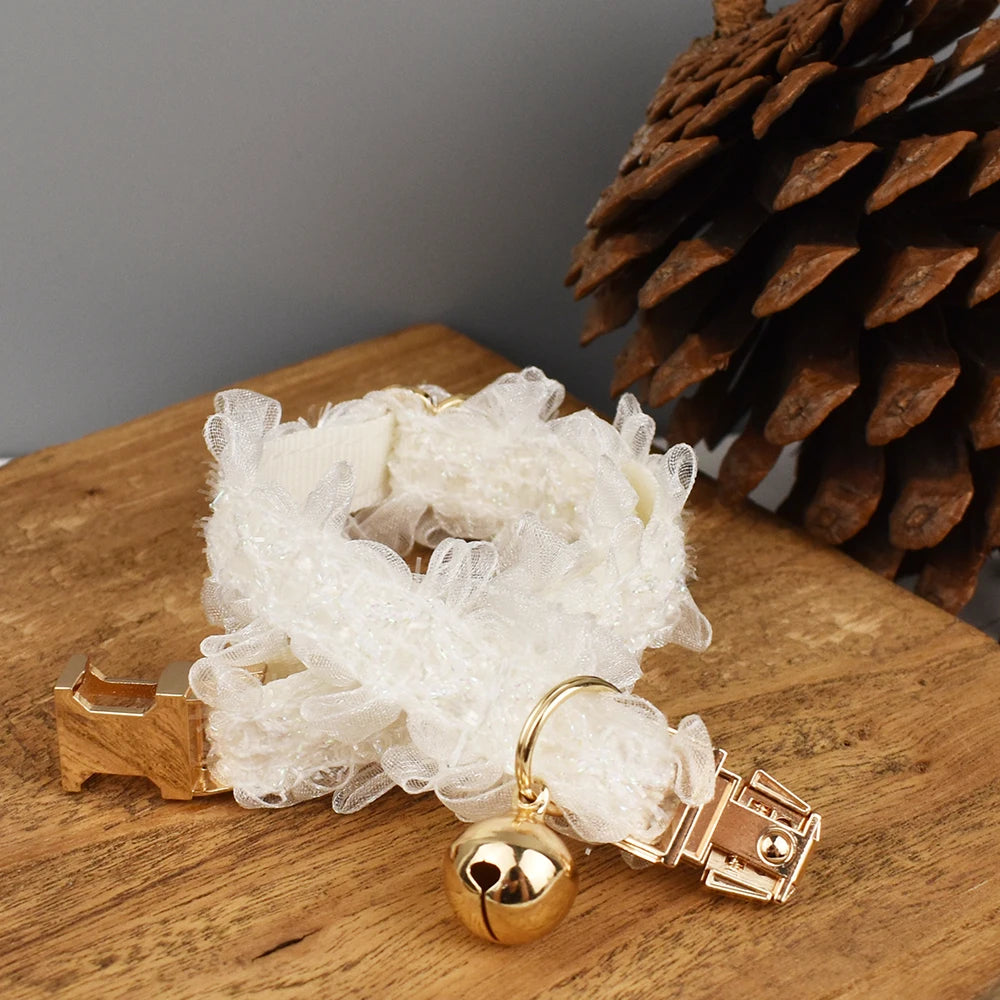 Muselière en dentelle blanche avec clochette dorée et surface en bois à clip avec pomme de pin

