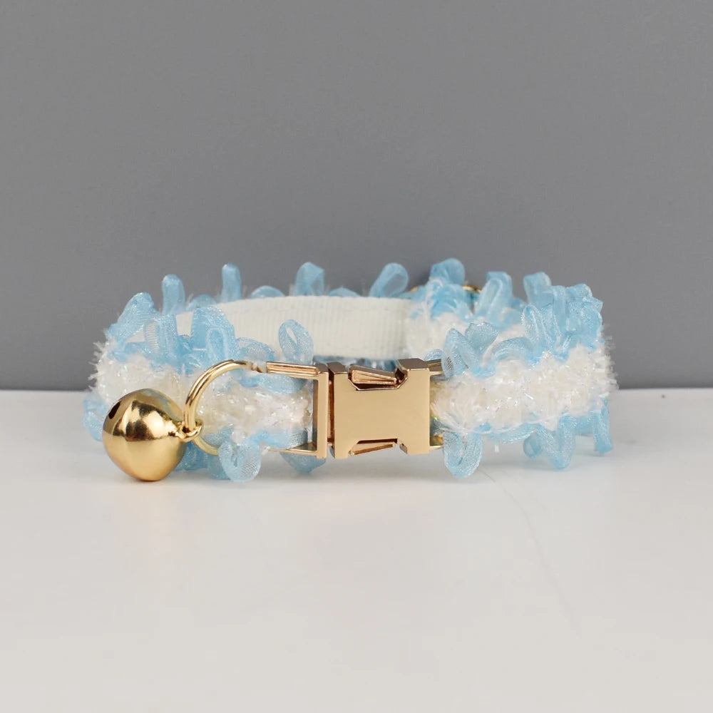 Collier pour chien à motif bleu et blanc et fermoir doré sur fond gris

