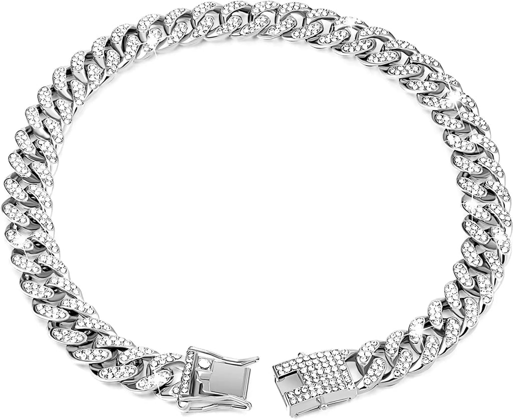 Bracelet chaîne en argent avec pierres précieuses transparentes sur fond blanc

