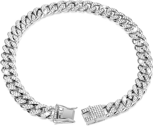 Bracelet chaîne en argent avec pierres précieuses transparentes sur fond blanc


