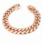 Bracelet chaîne en or rose avec des pierres en forme de diamant sur fond blanc

