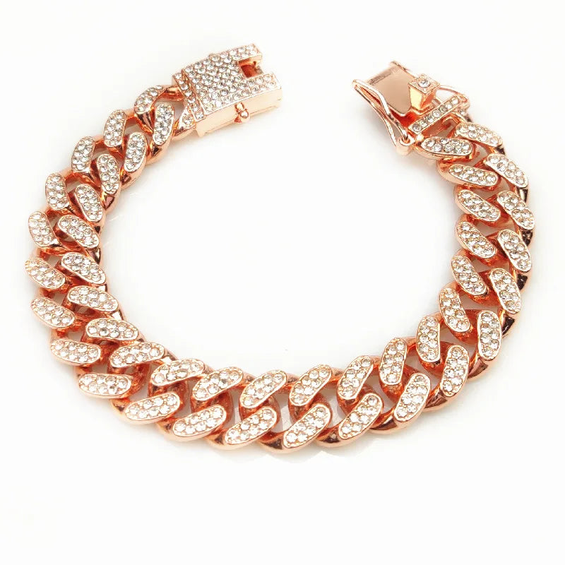 Bracelet chaîne en or rose avec des pierres en forme de diamant sur fond blanc

