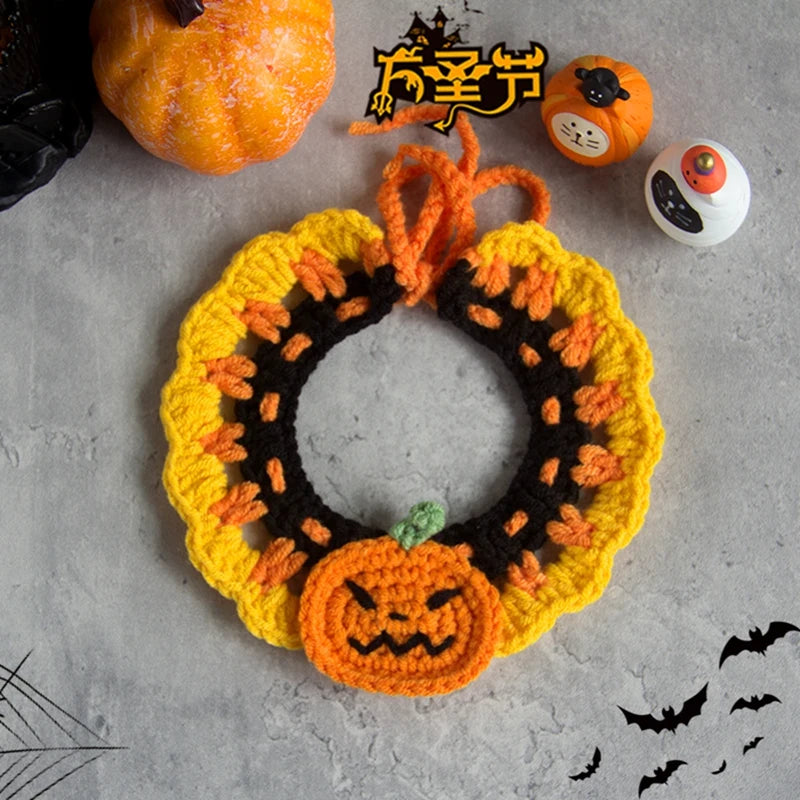 Couronne d’Halloween crochetée avec des citrouilles sur une surface grise

