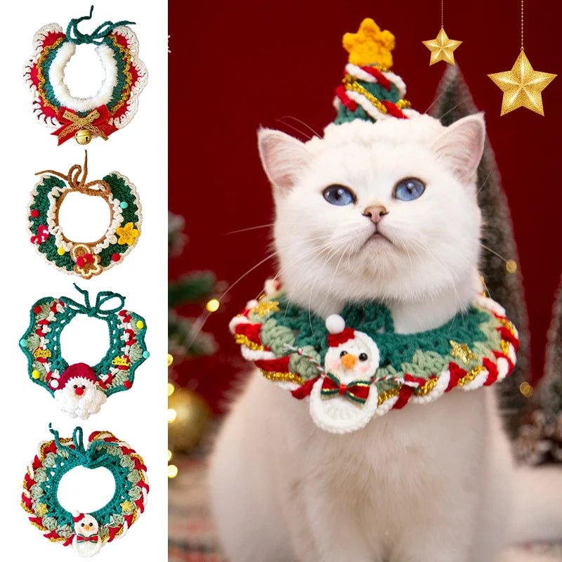 Chat portant un collier festif en forme de couronne avec des décorations de Noël, entouré de couronnes similaires sur fond blanc.

