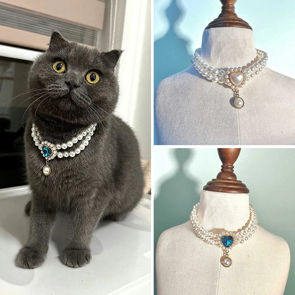 Collage d’un chat gris portant un collier de perles et deux présentoirs de mannequins avec des colliers similaires.

