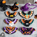 Collection de décorations au crochet sur le thème d’Halloween sur une surface grise.

