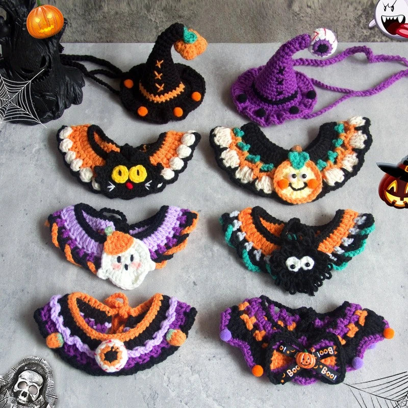Collection de décorations au crochet sur le thème d’Halloween sur une surface grise.

