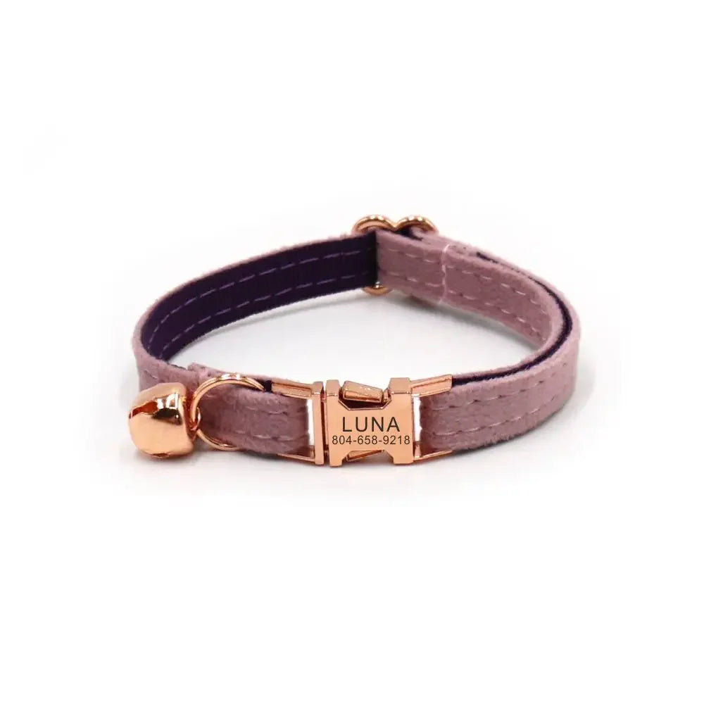 Collier rose pour animaux avec quincaillerie en or rose sur fond blanc

