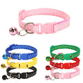 Ensemble de colliers pour chats colorés à pois avec des clochettes sur fond blanc

