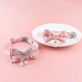 Collier rose avec nœud décoratif et perles sur fond rose

