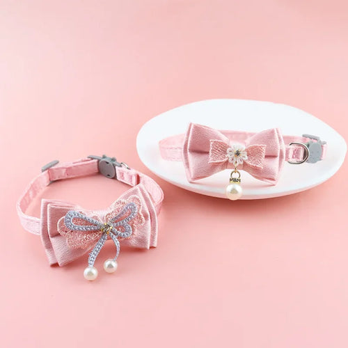 Collier rose avec nœud décoratif et perles sur fond rose

