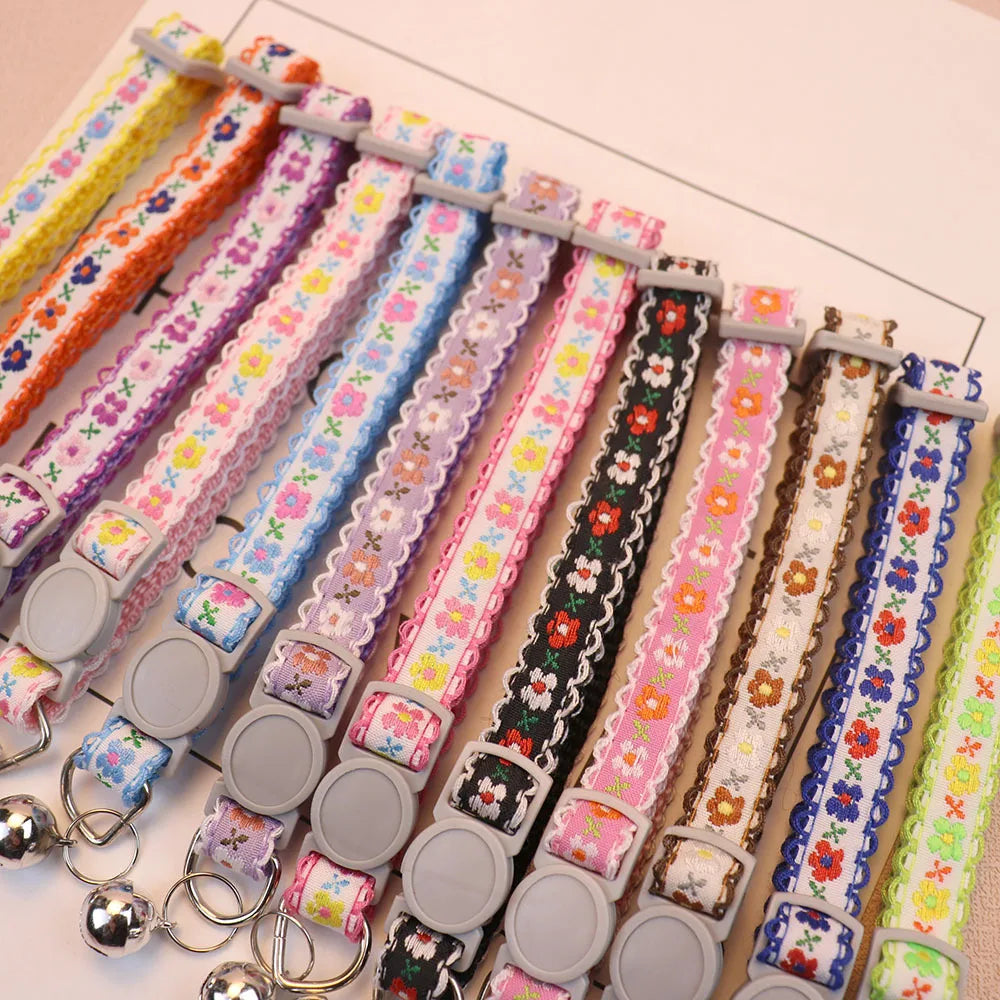 Ensemble de colliers colorés avec des motifs floraux sur fond blanc

